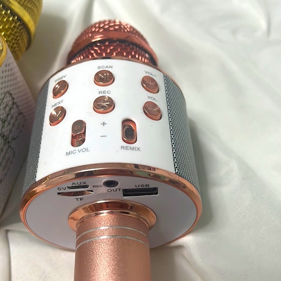 2 microphones with charger cord - Picture 2 of 3